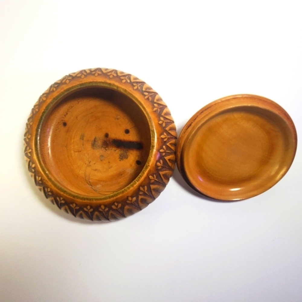 Hand Carved Roun Wooden Decorative Box with Lid Trinket Holder - Picture 5 of 8
